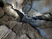 Las Cavernas Del Río Nus
